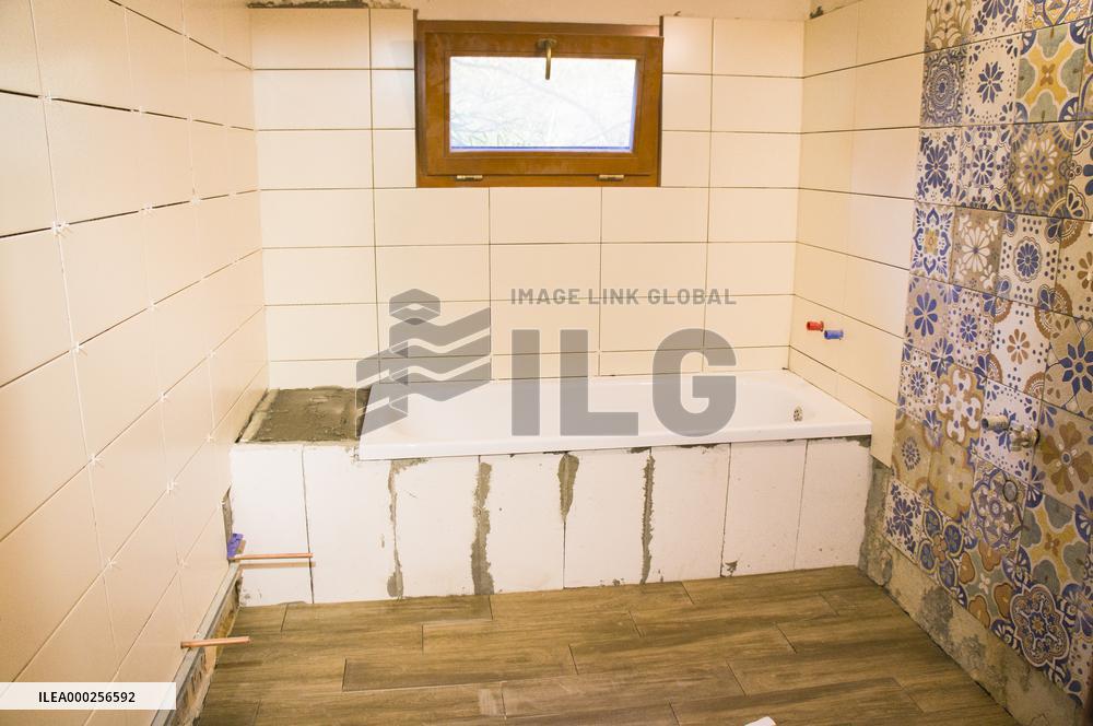 construction site, family house, bathroom, bath, tub, reconstruction, renovation, tile, tiles, tiling, pavage, paving