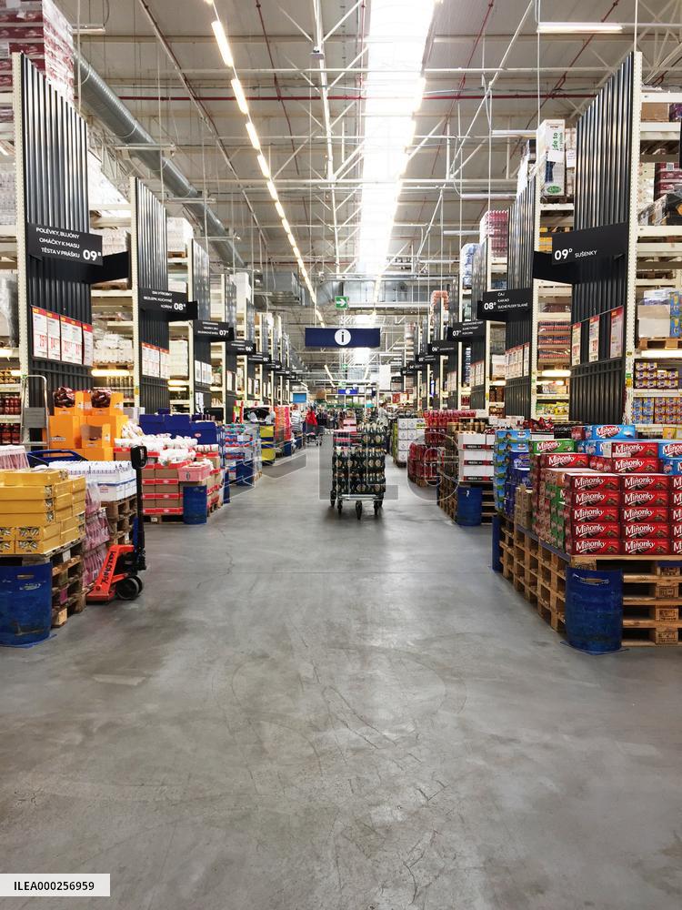 Makro, half empty shop