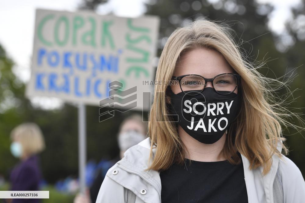 Hundreds protest in Prague against govt steps amid epidemic