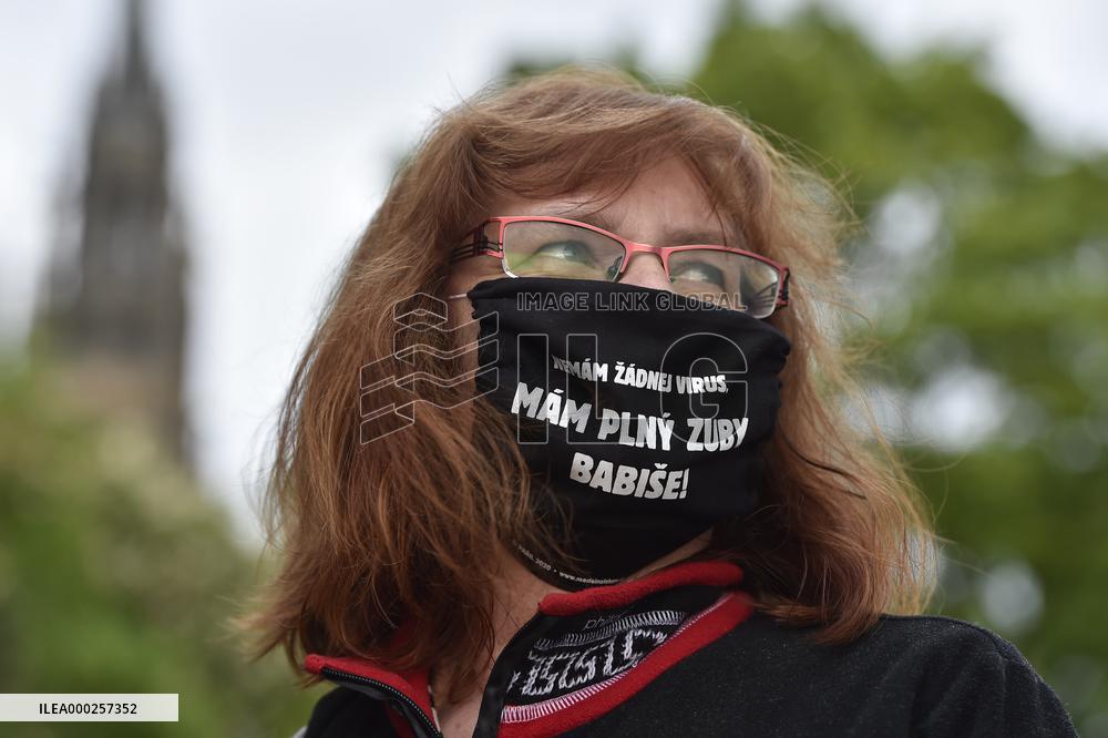 Several dozens protest in Brno against govt steps amid epidemic