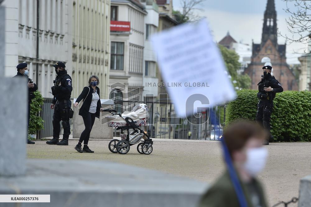 Several dozens protest in Brno against govt steps amid epidemic