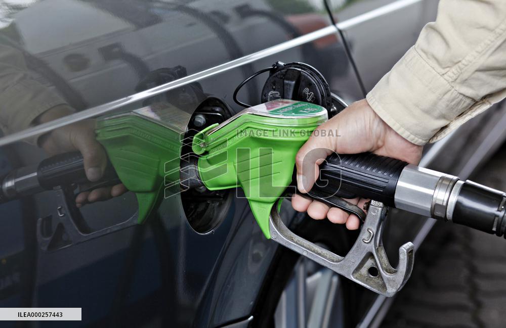 BioPower, Ethanol E85, alcohol, refueling, fueling, fuel,  petrol, filling, gas station, Saab 95