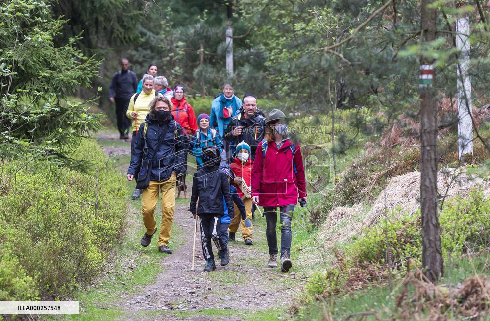 people from the borderland of Bohemia and Saxony had a joint walk alongside the Czech-German border