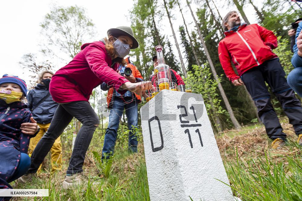 people from the borderland of Bohemia and Saxony had a joint walk alongside the Czech-German border