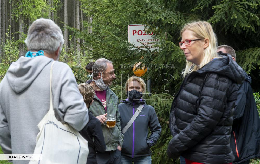 people from the borderland of Bohemia and Saxony had a joint walk alongside the Czech-German border