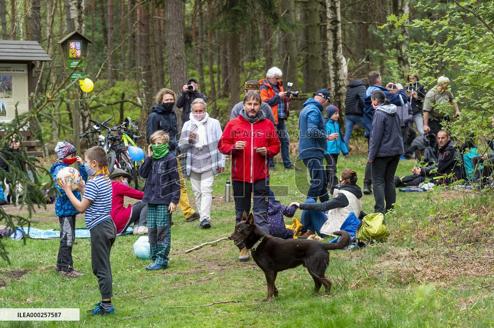 people from the borderland of Bohemia and Saxony had a joint walk alongside the Czech-German border
