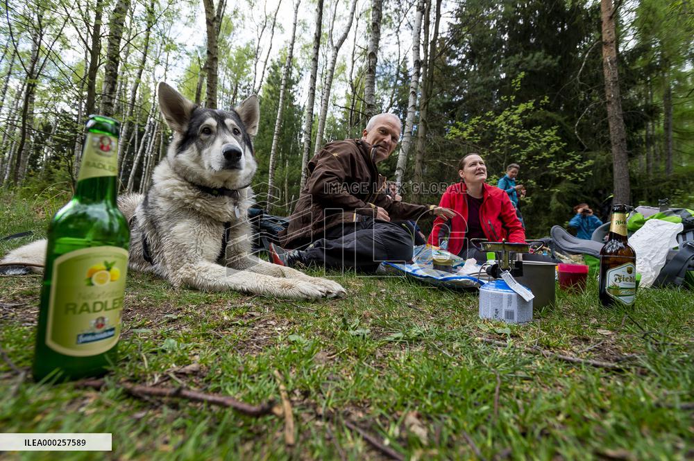 people from the borderland of Bohemia and Saxony had a joint walk alongside the Czech-German border