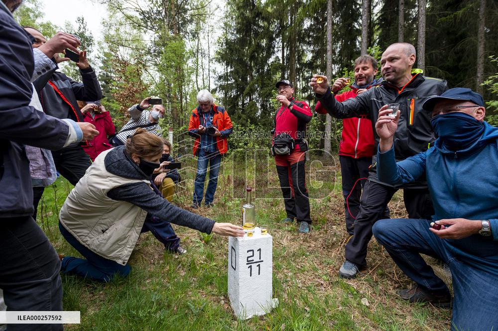 people from the borderland of Bohemia and Saxony had a joint walk alongside the Czech-German border