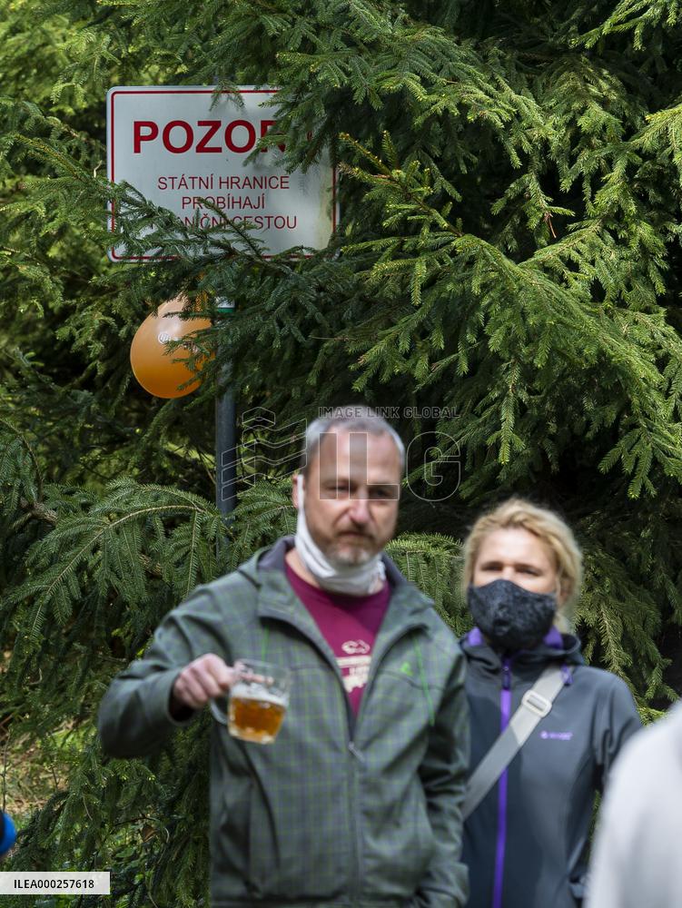 people from the borderland of Bohemia and Saxony had a joint walk alongside the Czech-German border