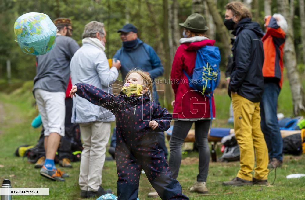 people from the borderland of Bohemia and Saxony had a joint walk alongside the Czech-German border