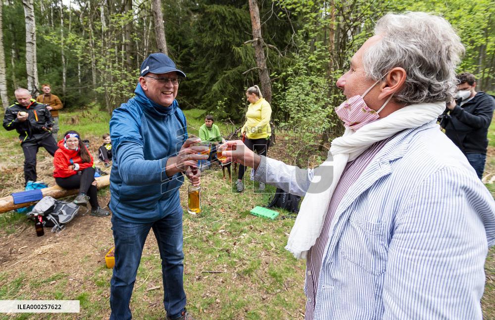 people from the borderland of Bohemia and Saxony had a joint walk alongside the Czech-German border