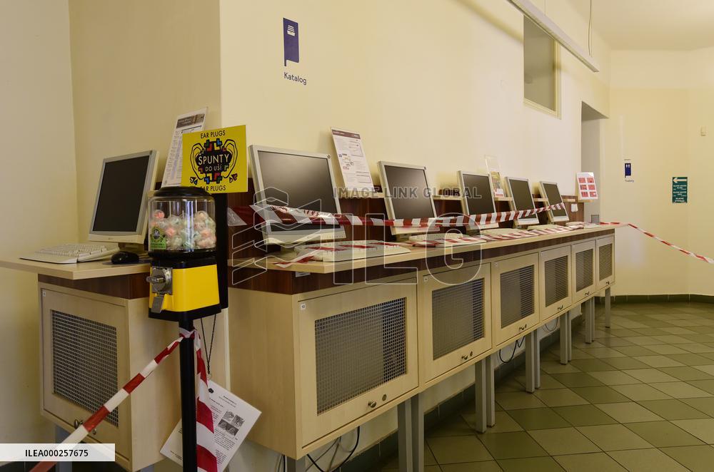 The ｭResｭearch Library in Olomouc, book, books, reader, librarian, face mask