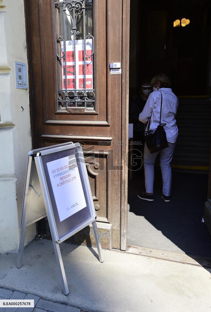 The ｭResｭearch Library in Olomouc, book, books, reader, librarian, face mask