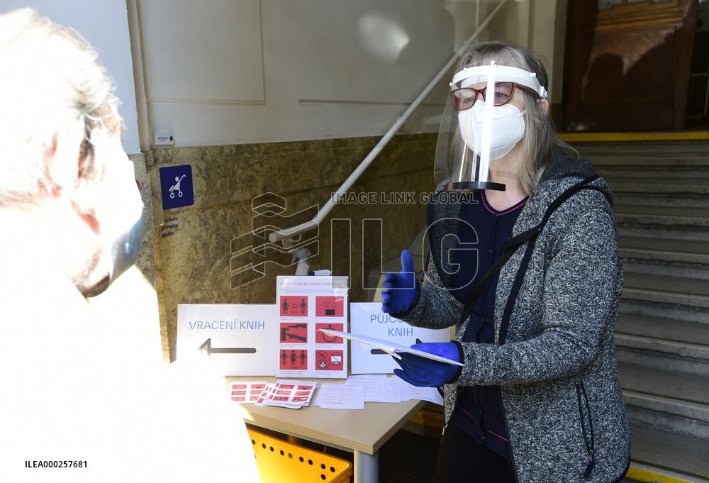 The ｭResｭearch Library in Olomouc, book, books, reader, librarian, face mask