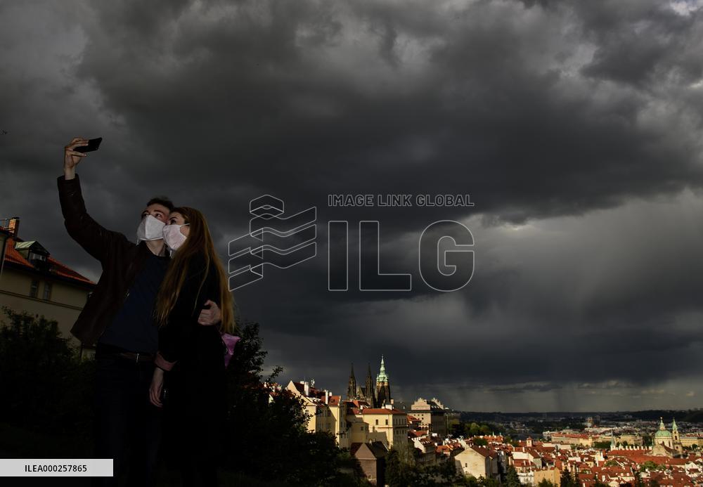 man, woman, pair, face mask, epidemic, Coronavirus, Prague Castle