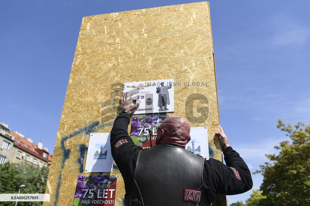 Konev, Czech followers of the nationalist Night Wolves motorcycle club, Prague, motorbike riders, flag