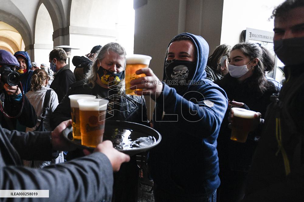 Restaurant Malostranska Beseda, terrace, people, beer plastic cups, face mask