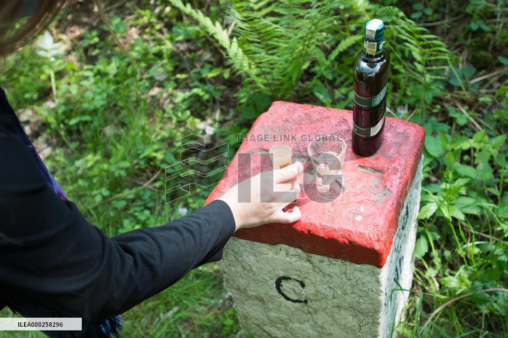 Czechs symbolically meet their Polish neighbours to support border reopening