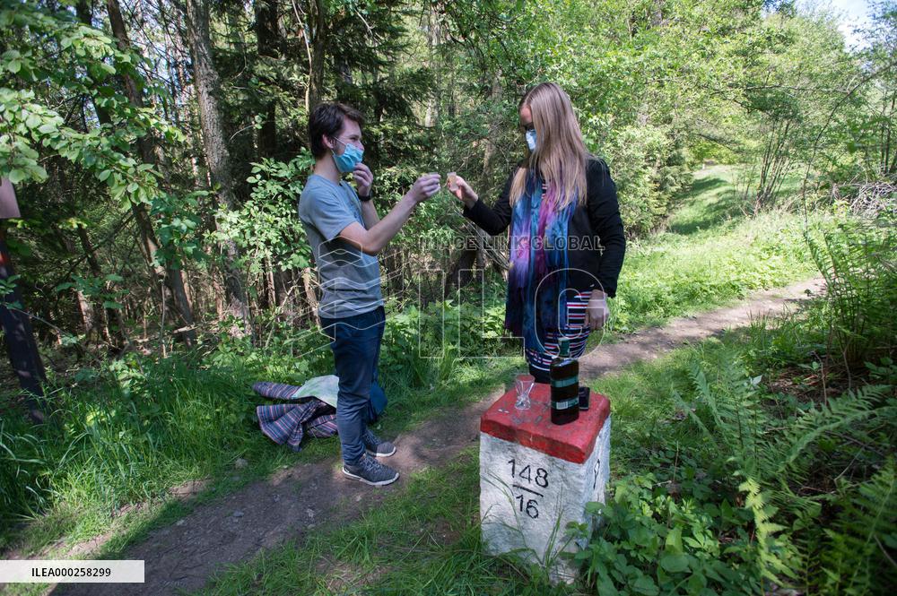 Czechs symbolically meet their Polish neighbours to support border reopening