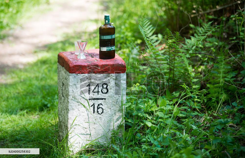 Czechs symbolically meet their Polish neighbours to support border reopening