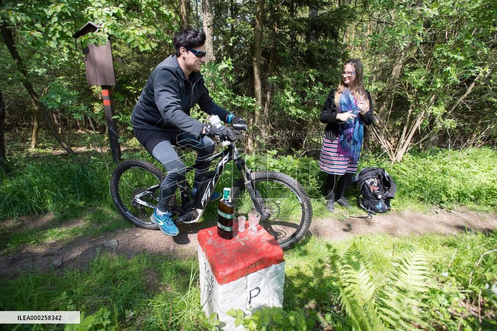 Czechs symbolically meet their Polish neighbours to support border reopening
