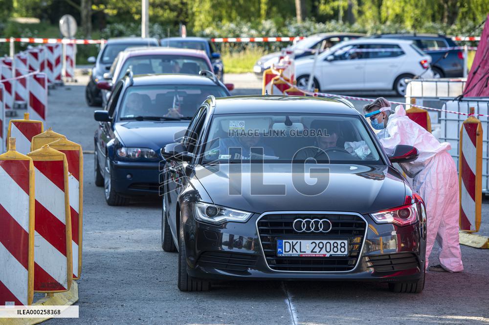 sampling site for testing Skoda Auto Kvasiny Polish commuting employees for covid-19