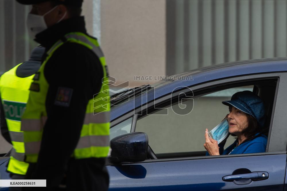 All crossings on Czech borders with Austria and Germany are reopen, Dolni Dvoriste