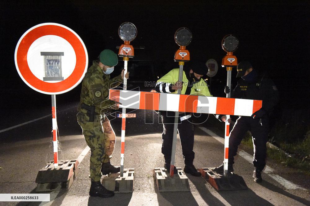 All crossings on Czech borders with Austria and Germany are reopen, Postorna, Reintal