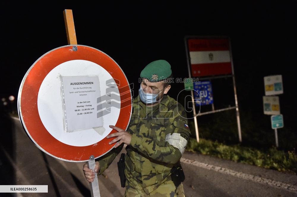 All crossings on Czech borders with Austria and Germany are reopen, Postorna, Reintal