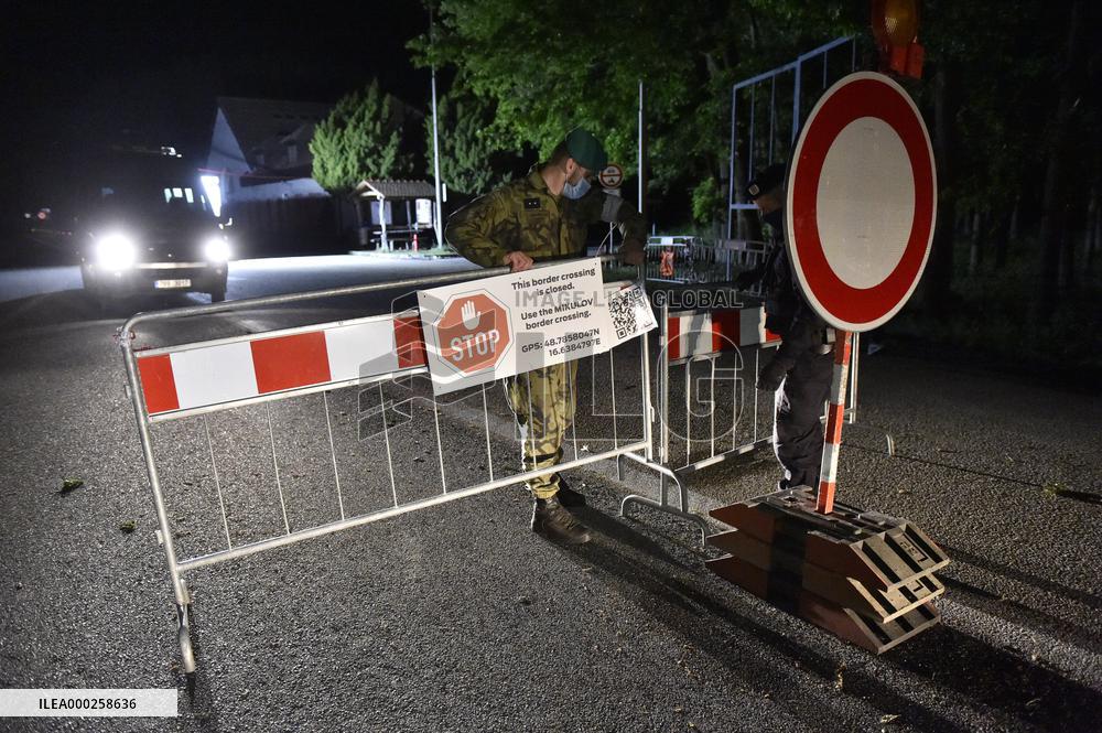 All crossings on Czech borders with Austria and Germany are reopen, Postorna, Reintal