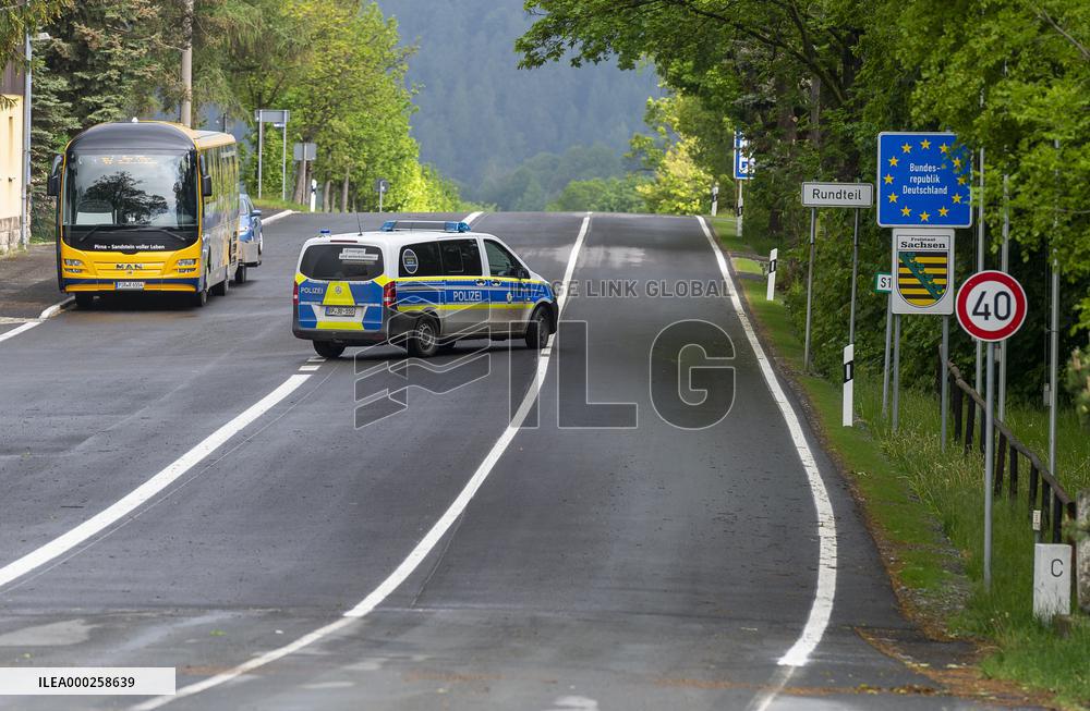 All crossings on Czech borders with Austria and Germany are reopen, Petrovice, Luckendorf