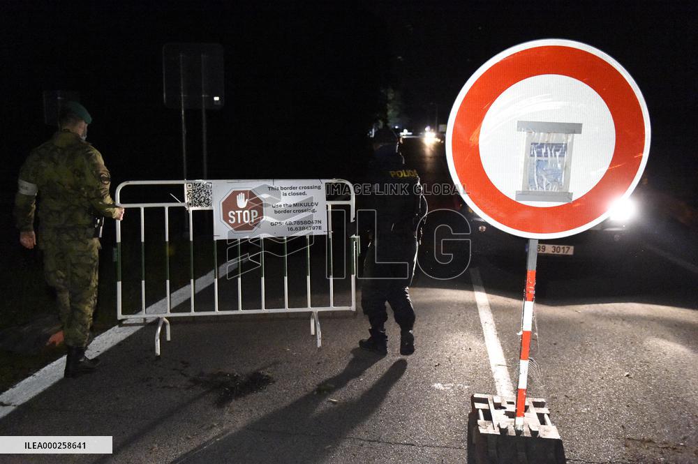 All crossings on Czech borders with Austria and Germany are reopen, Postorna, Reintal