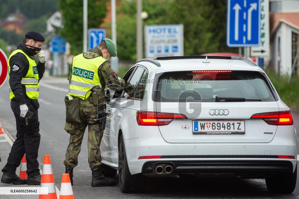 All crossings on Czech borders with Austria and Germany are reopen, Dolni Dvoriste