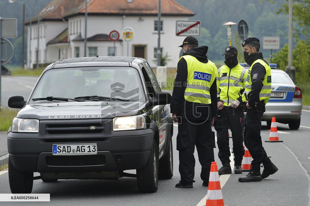All crossings on Czech borders with Austria and Germany are reopen, Liskova