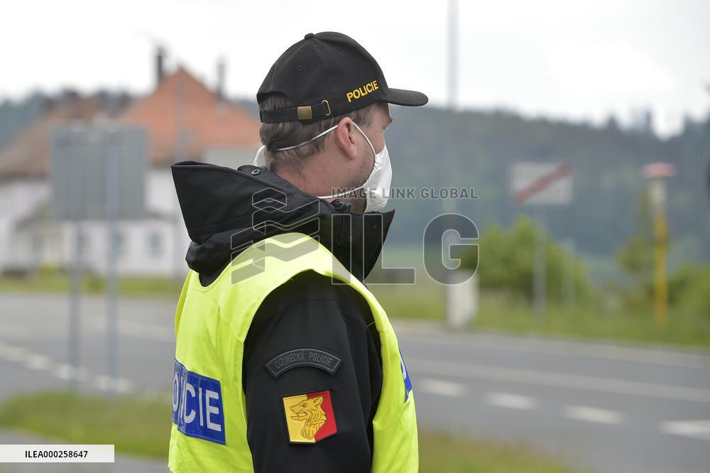 All crossings on Czech borders with Austria and Germany are reopen, Liskova