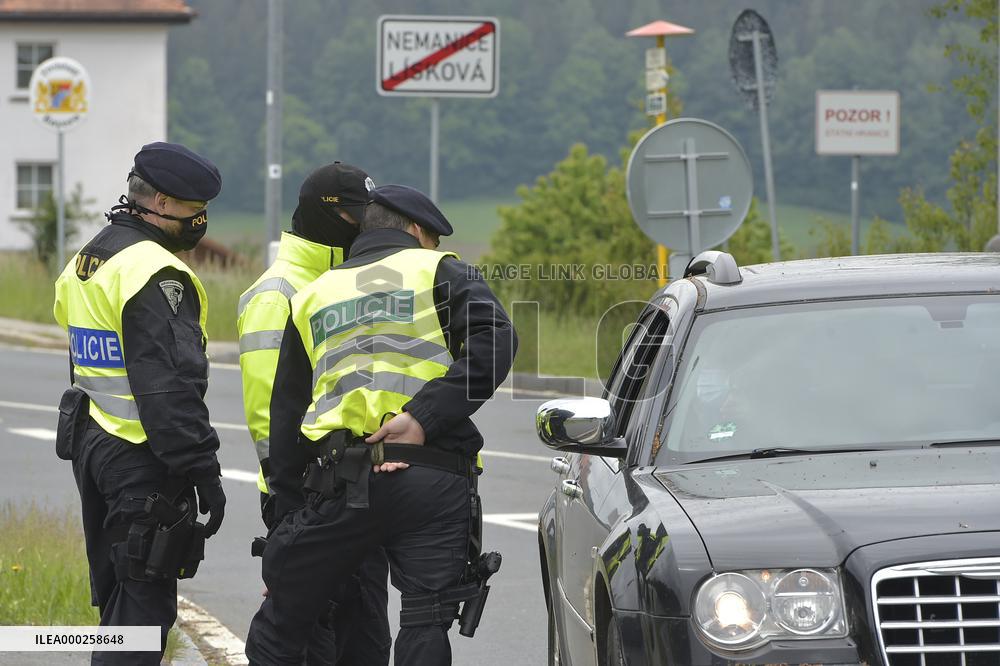 All crossings on Czech borders with Austria and Germany are reopen, Liskova