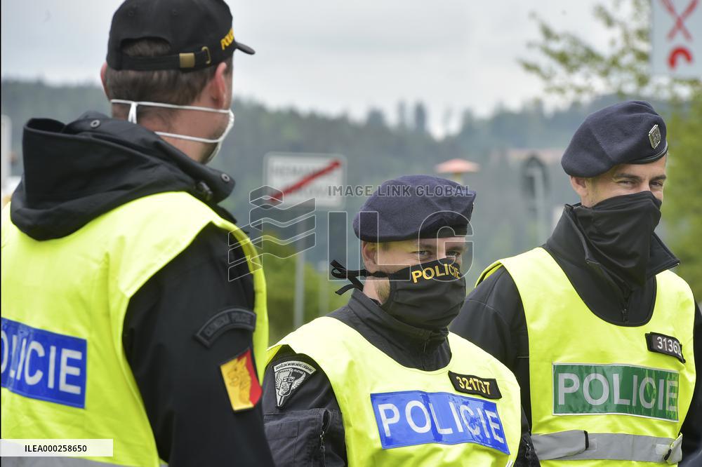 All crossings on Czech borders with Austria and Germany are reopen, Liskova