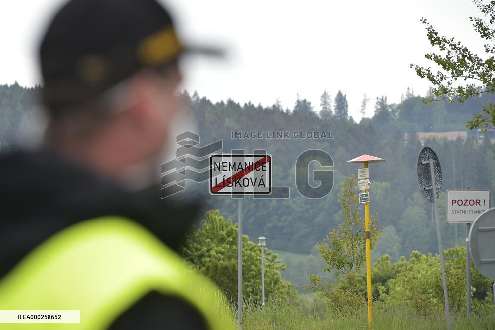 All crossings on Czech borders with Austria and Germany are reopen, Liskova