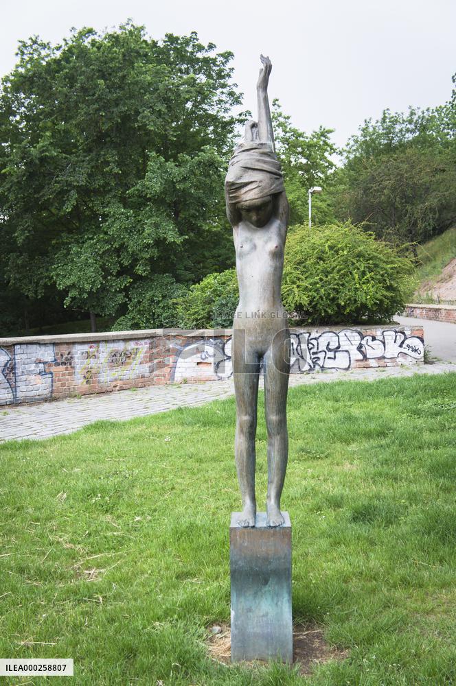 sculpture Undressing by sculptor Jiri Krystufek