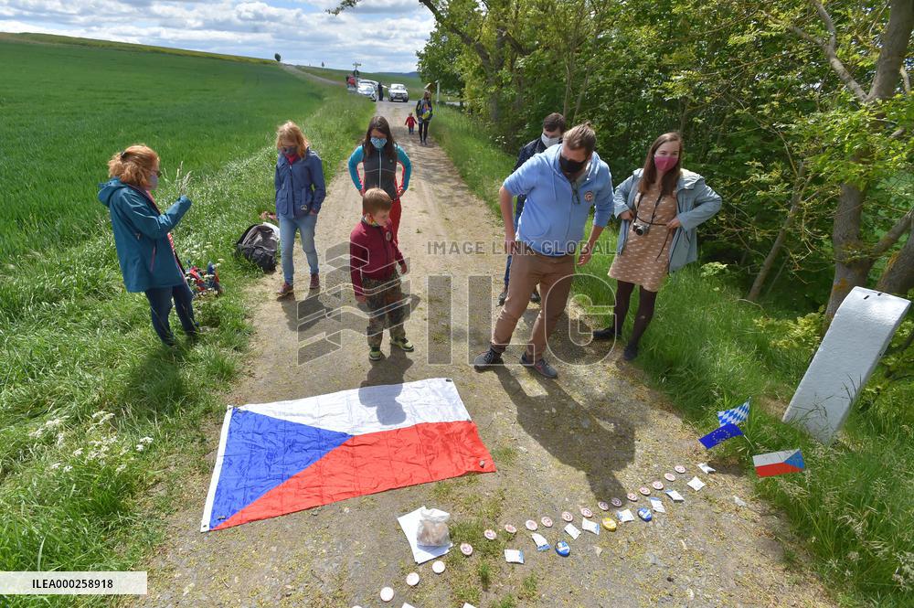 Czech-German border Mytina, people, policemen, soldier, protest, meeeting