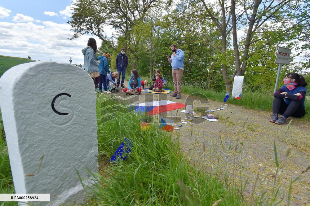 Czech-German border Mytina, people, policemen, soldier, protest, meeeting