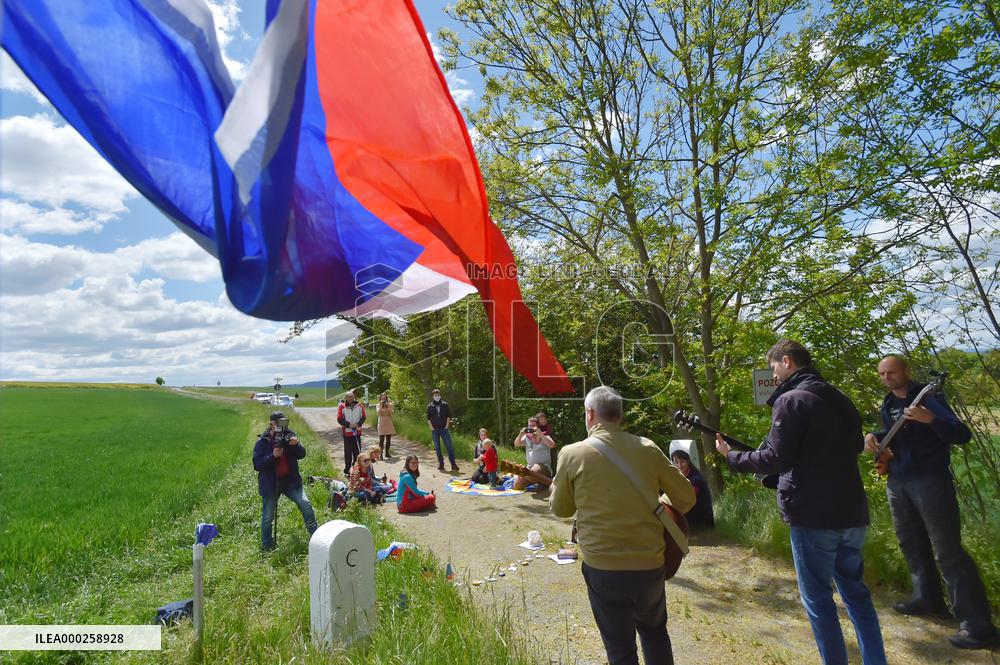 Czech-German border Mytina, people, policemen, soldier, protest, meeeting