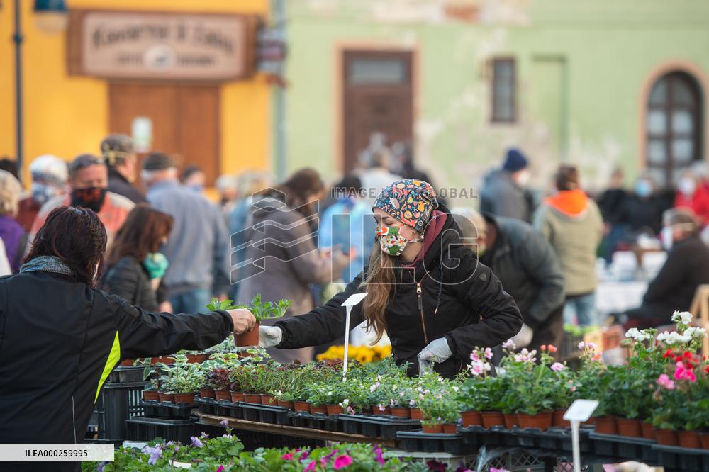 Farmer, market, people, face mask, Ceske Budejovice, Czech Republic