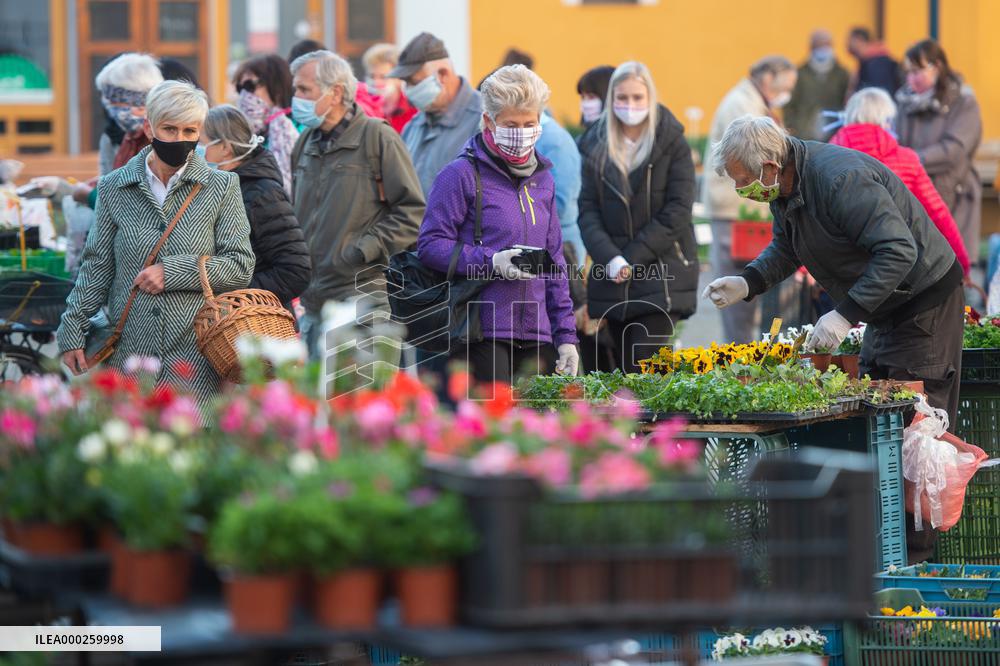 Farmer, market, people, face mask, Ceske Budejovice, Czech Republic
