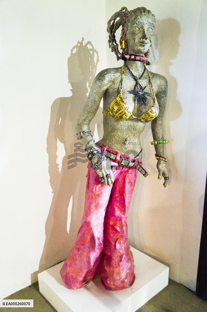 Museum of Paper, paper statue
