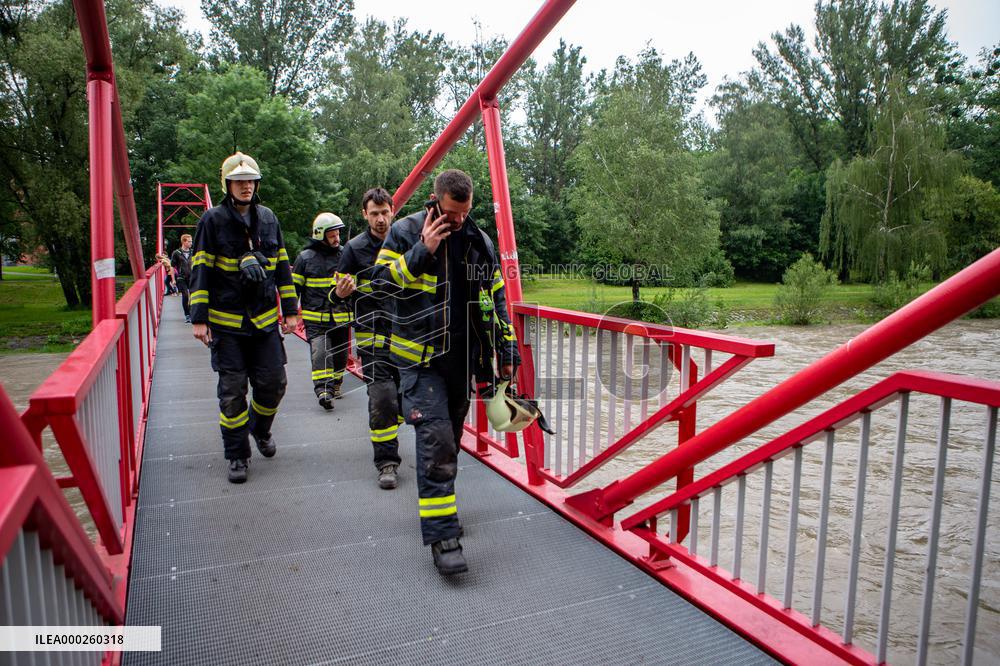 River Moravka, Ostravice, flood, place of accident, raft, firemen