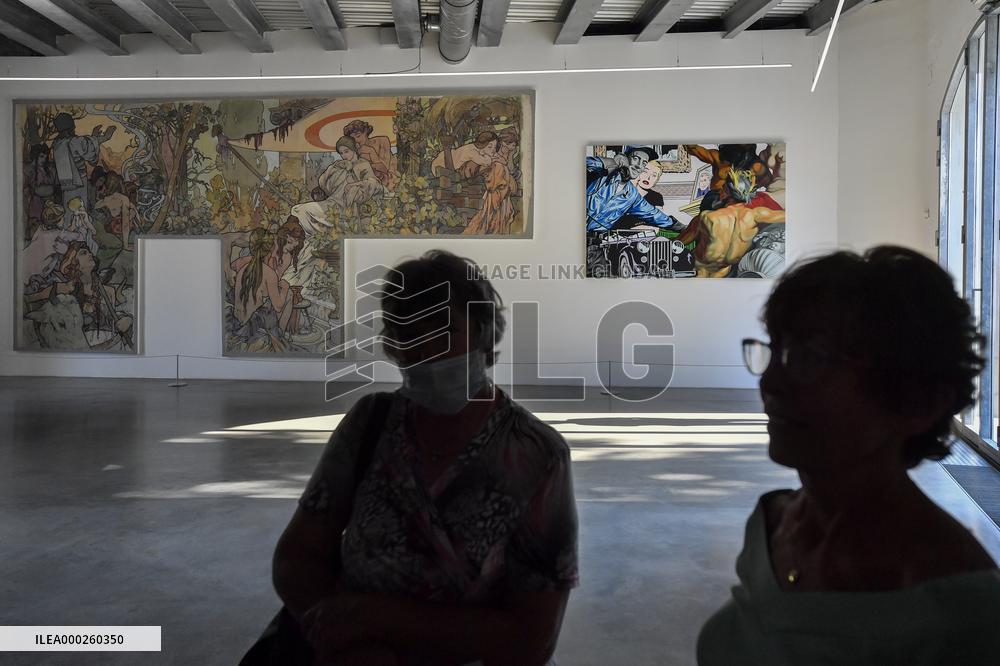 Exhibition Elusive Fusion, Painting of Alfons Mucha, Pasta Oner, Museum Kampa