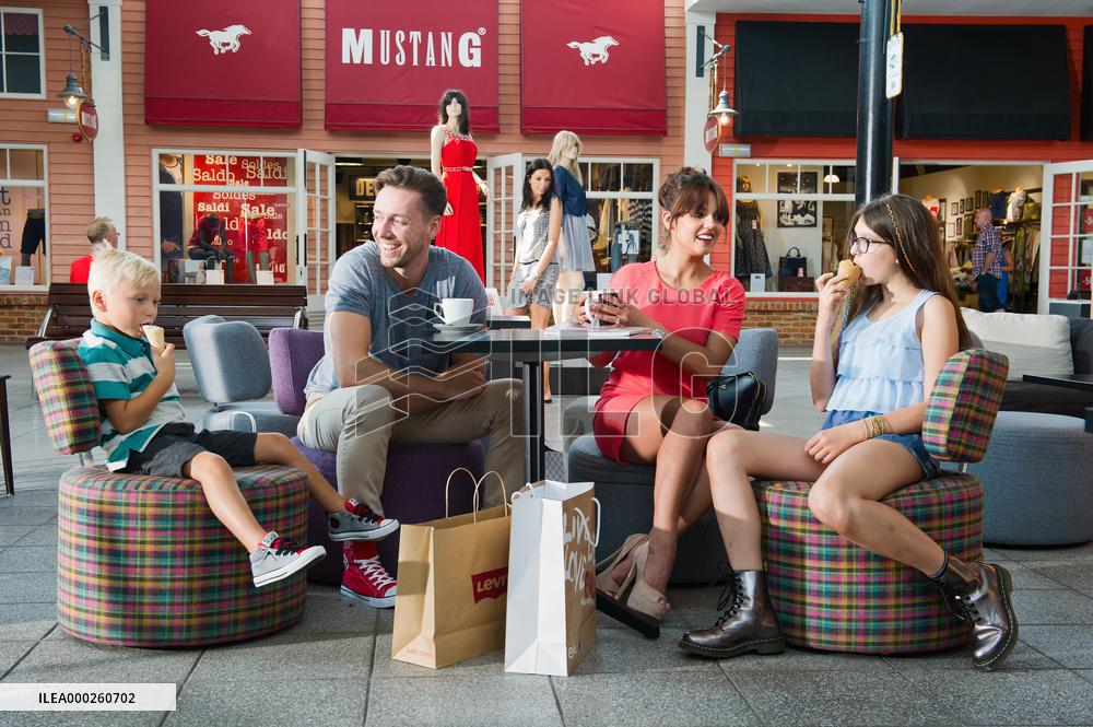 Illustration family shoppings