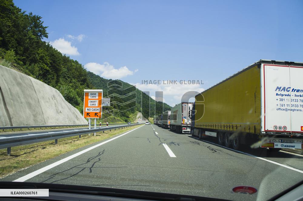 A2 motorway, highway, Trakoscan, sign Cestarina, Pay Toll, Autobahngebuhr, Pagamento pedaggio, traffic jam, truck,