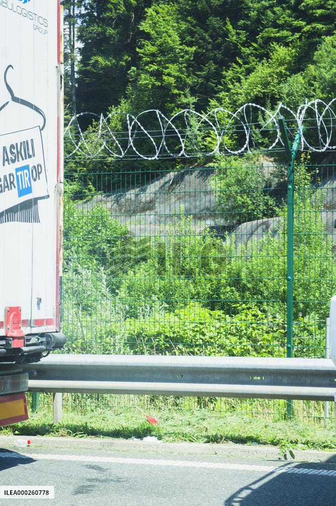 Macelj/Gruskovje border crossing - Croatia - Slovenia, HR-SLO, traffic, fence, razor-wire